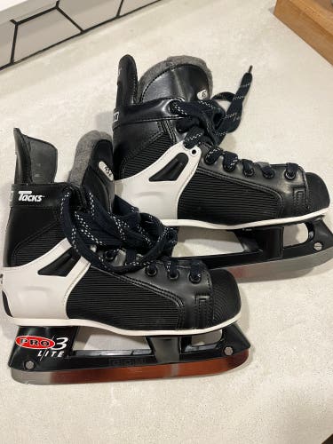 New CCM Narrow Width Size 4 Tacks 452 Hockey Skates