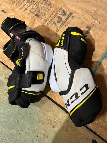 Used Large CCM Tacks 9060 Elbow Pads