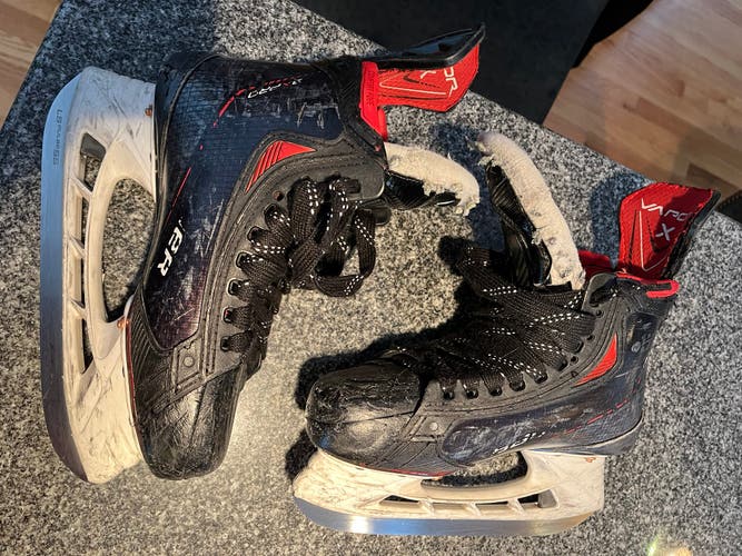 Intermediate Bauer Regular Width  Size 4 Vapor 3X Hockey Skates