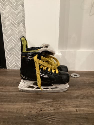 Junior Used Bauer Hockey Skates Size 1