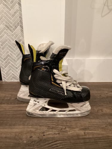 Junior Used Bauer Supreme S27 Hockey Skates Size 1