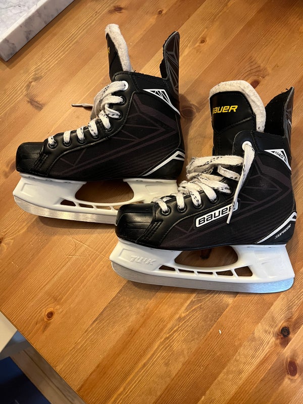 Junior Bauer Regular Width   Size 3 Supreme Hockey Skates