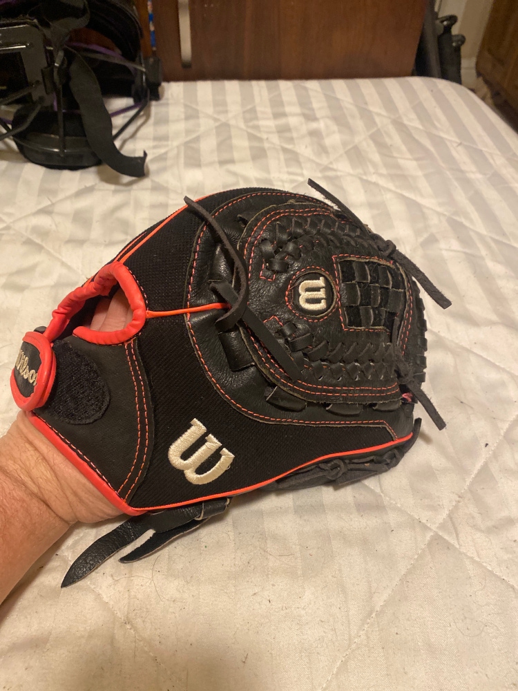 Wilson Flash 11” Black Fast Pitch Softball Glove