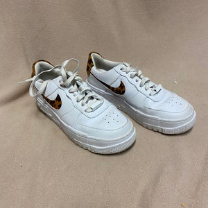 White Used Adult Women's Size 7.5 (Women's 8.5) Nike