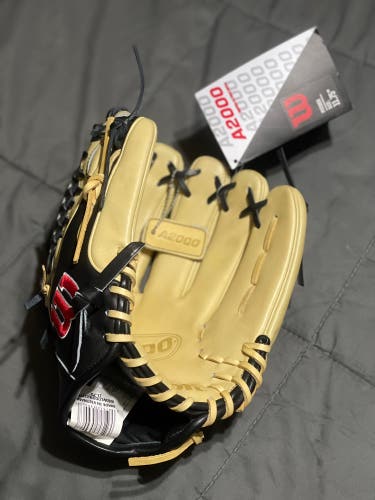 New 2023 Right Hand Throw Wilson Pitcher's A2000 Baseball Glove 11.75"