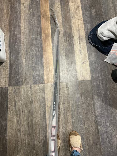 Senior Right Handed P28 Vapor Hyperlite 2 Hockey Stick