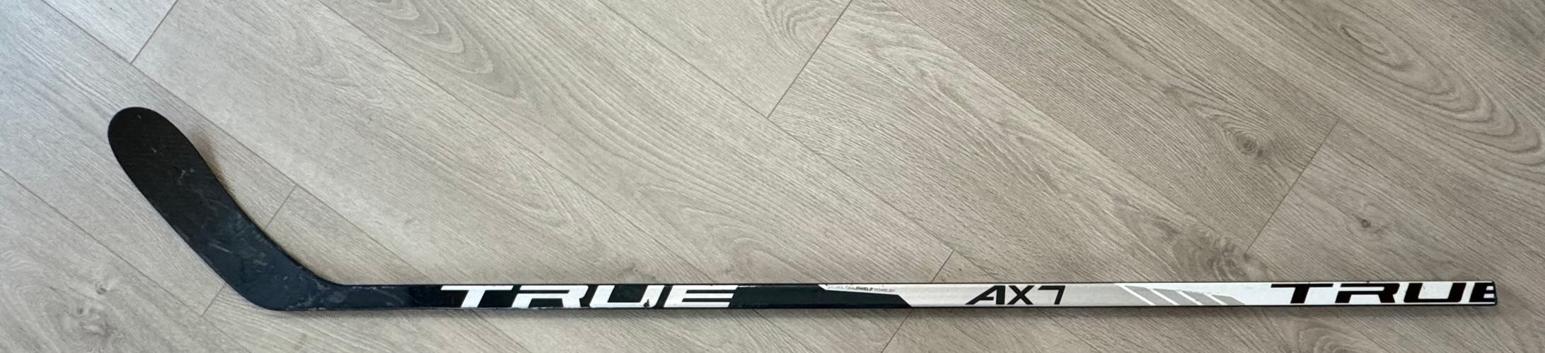 Senior Used Right Handed True AX7 Hockey Stick TC4 P28 75 Flex