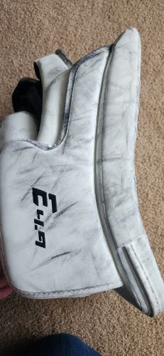 Used 31" CCM Extreme flex 4.9 Goalie White Set