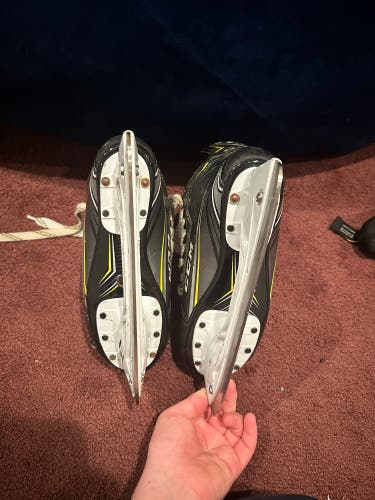 Used CCM Regular Width Size 4.5 Tacks 9070 Hockey Skates