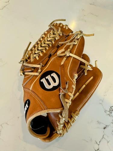 IMMACULATE Used Right Hand Throw Wilson A2000 D33 Baseball Glove 11.75"