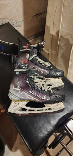 Used Senior Bauer Vapor Hyperlite Hockey Skates 8.5