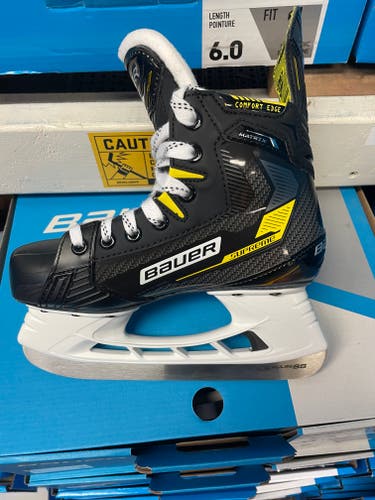 Junior New Bauer Supreme Matrix Hockey Skates Regular Width Size 2.5 S22