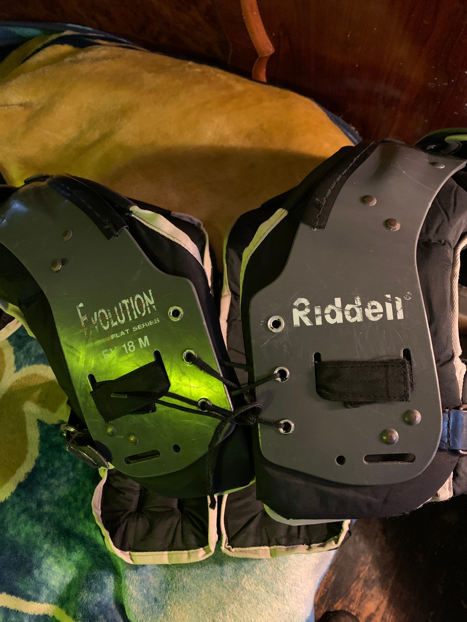Used Riddel Evolution 18M Shoulder Pads