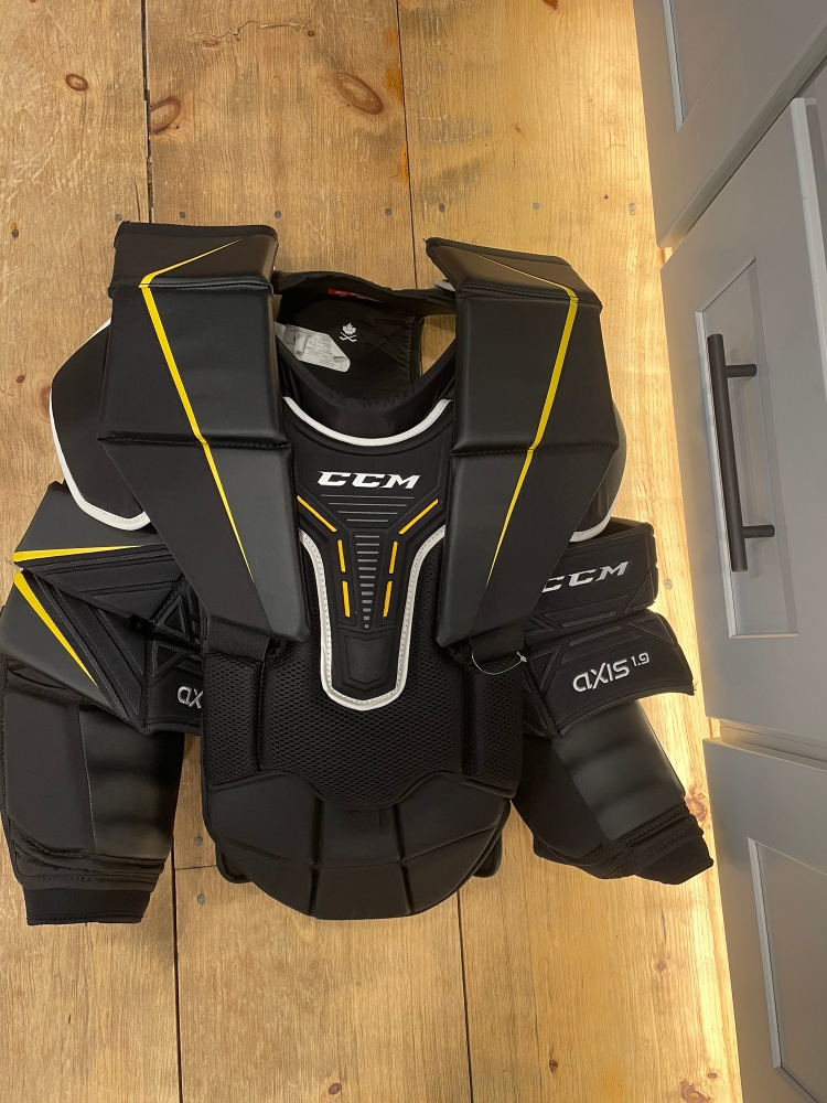 New Large CCM Axis 1.9 Goalie Chest Protector