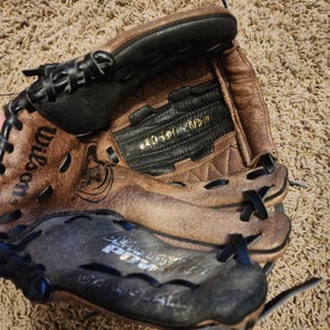 NICE Wilson Right Hand Throw Ez Catch Baseball Glove 10.5" WITH EASY CATCH WEB