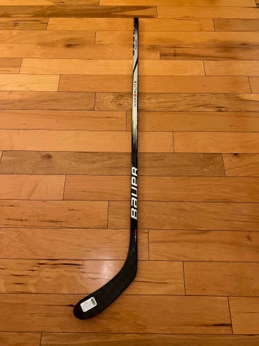 New Bauer Hyperlite 2 Hockey Stick P28/70 Flex/Right Handed