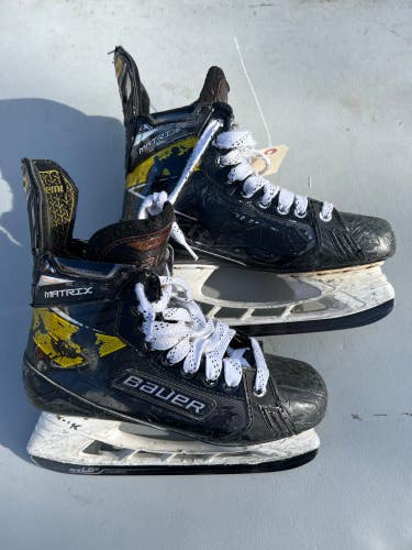 Used Senior Bauer Supreme Matrix Hockey Skates 7.5 - Senior