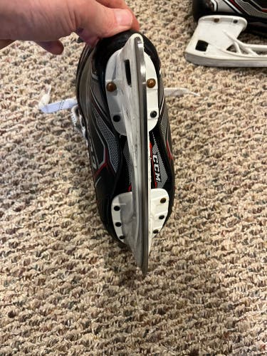 Intermediate CCM Regular Width Size 4.5 JetSpeed FT470 Hockey Skates