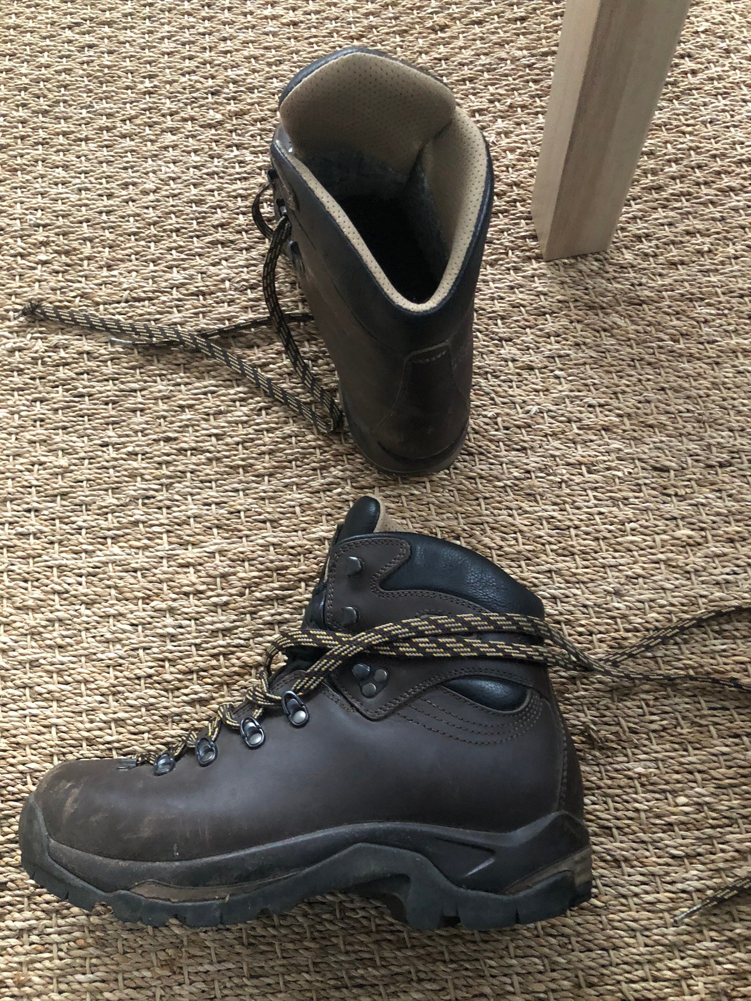 asolo gore tex hiking boots. used twice SidelineSwap