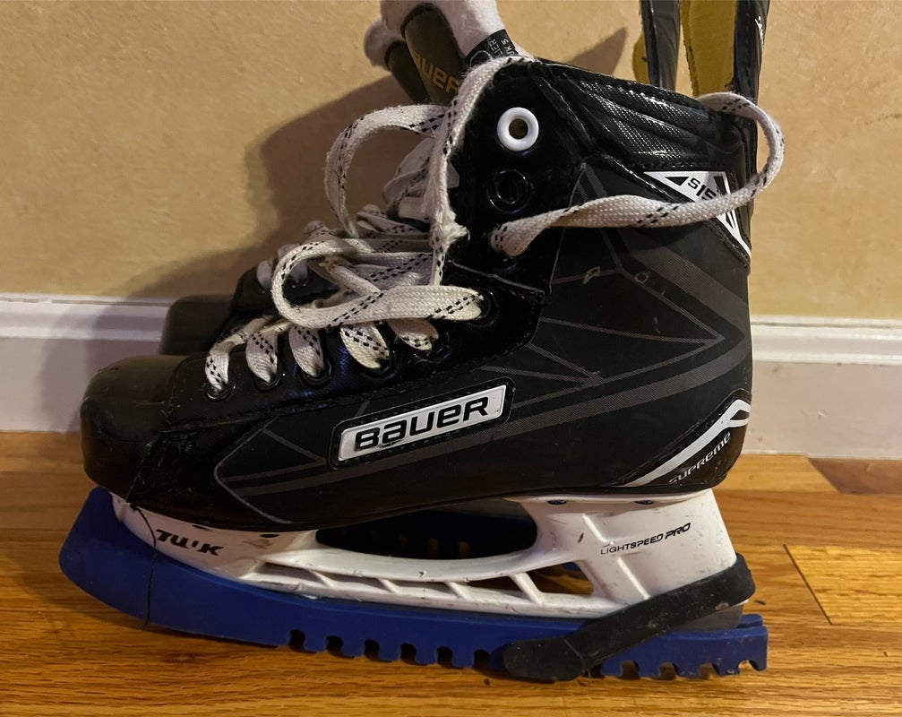 Intermediate Bauer Regular Width Size 5.5 Supreme Hockey Skates