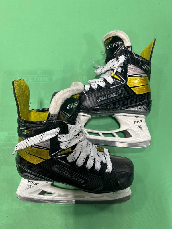 Used Junior Bauer Supreme 3S Hockey Skates (Regular) - Size: 2.5