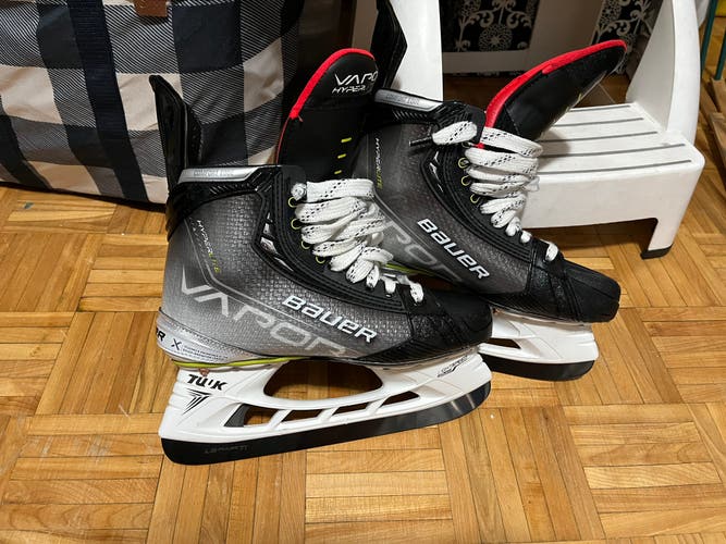 New Bauer Regular Width 8 Vapor Hyperlite Hockey Skates
