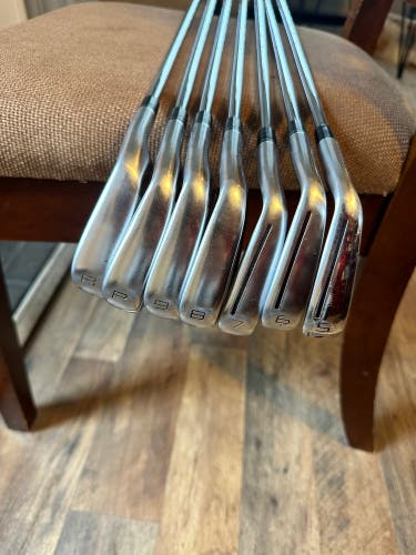 Taylormade P790 5-AW Iron Set