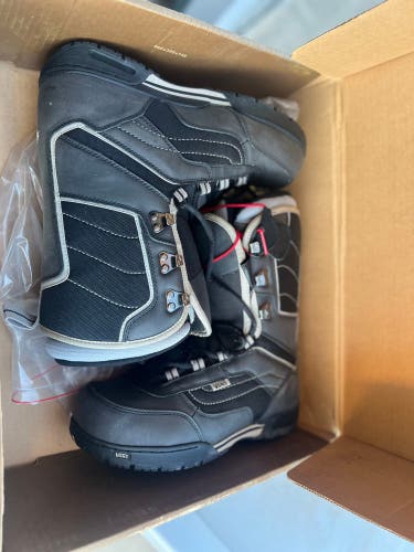 Used Size 11.5 (Women's 12.5) Vans Mantra Snowboard Boots