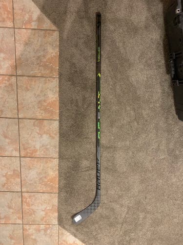 Intermediate Right Handed P28 Bauer Ag5nt Hockey Stick