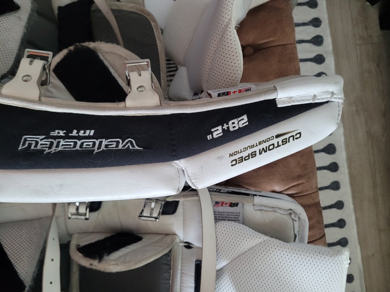 Used 28" Vaughn Velocity V7 Goalie Leg Pads
