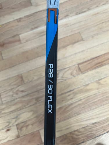 Youth Right Handed P28 Nexus Sync Hockey Stick