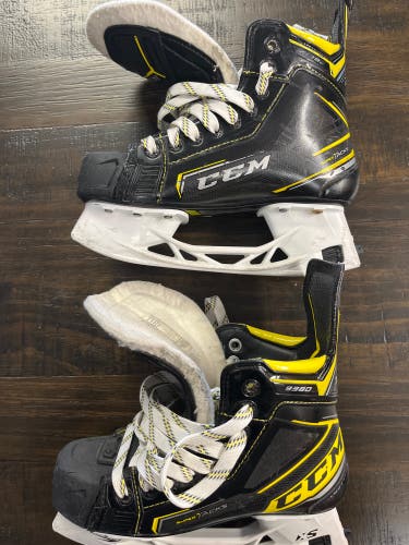 Junior CCM Regular Width  Size 3 Super Tacks 9380 Hockey Skates