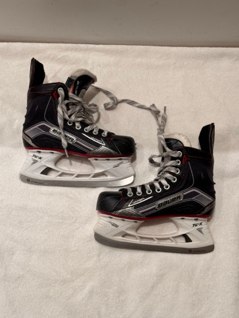Junior Used Bauer Vapor X500 Hockey Skates Regular Width (D)  Size 3.5