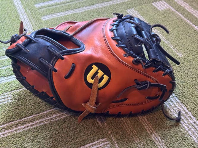 Used Wilson A2000 Catchers mitt - 32.5" Pudge Pro Stock