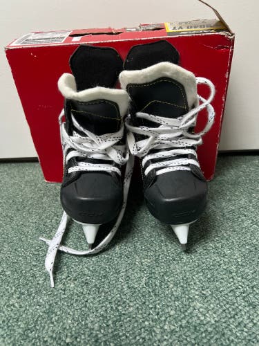 Youth CCM Regular Width 7 Tacks 9040 Hockey Skates
