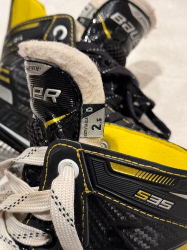 Junior Used Bauer Supreme 3S Hockey Skates Regular Width Size 2.5