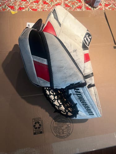 Warrior goalie glove. INT  RITUAL G3