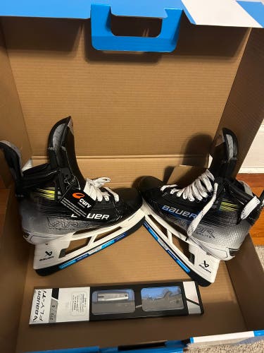 New Bauer Vapor Hyperlite 2 Hockey Skates Size 8.5 Fit 1