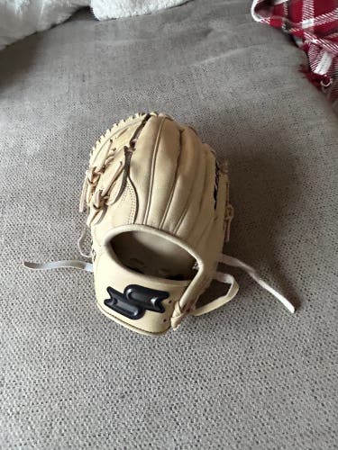 Used 2022 Pitcher's 12" z9 Baseball Glove