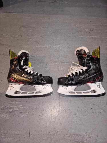 Intermediate Bauer Regular Width Size 5.5 Vapor X Velocity Hockey Skates