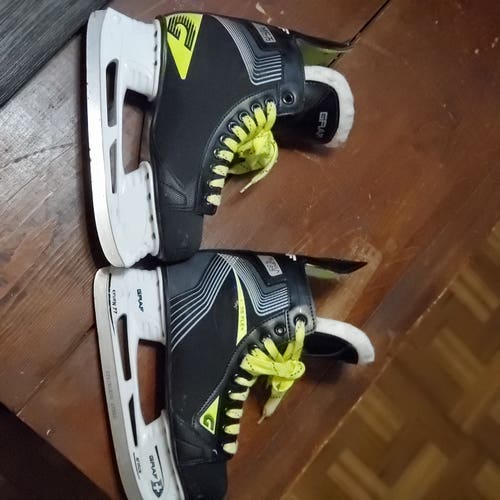 Intermediate Used Graf Supra G35 Hockey Skates Regular Width Size 5