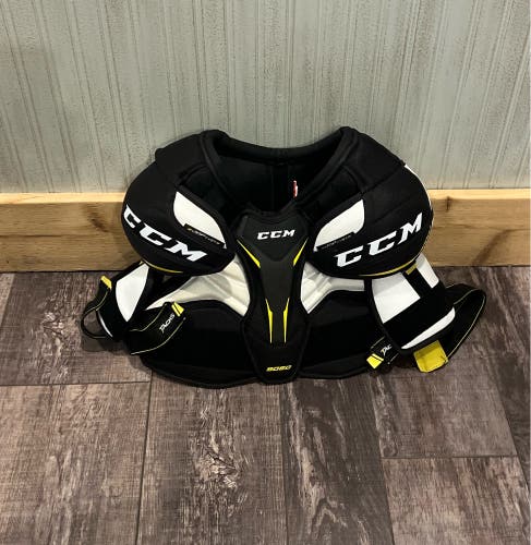 Used Junior  Medium/Large CCM Tacks 9060 Shoulder Pads