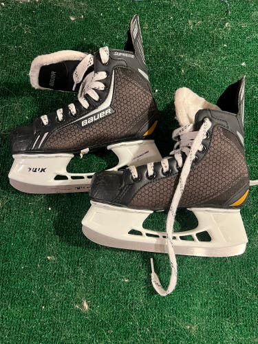 Junior Bauer Regular Width Size 2 Supreme One.4 Hockey Skates