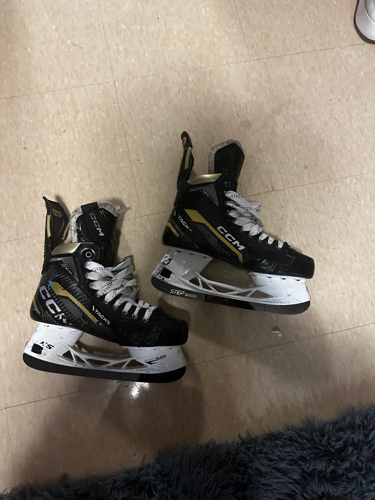 Senior CCM Regular Width   7.5 AS-V Pro Hockey Skates