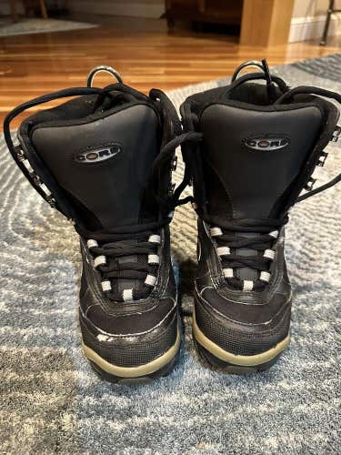 Youth Core Snowboard Boots Size 4
