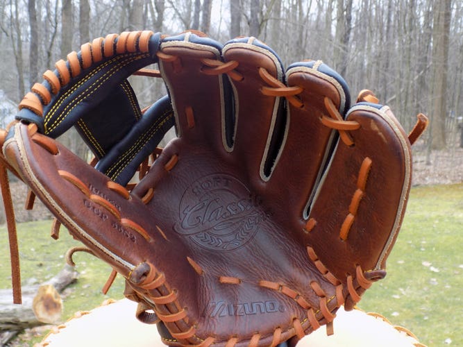 Used Mizuno Infield Right Hand Throw Classic Pro Soft Baseball Glove 11.75"