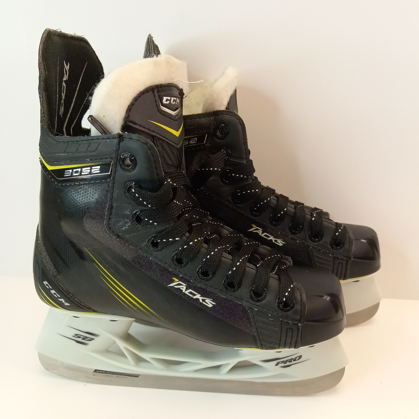 Junior Used CCM Tacks 3052 Hockey Skates Size 1 (Men/Boy 2.5 US Shoe)