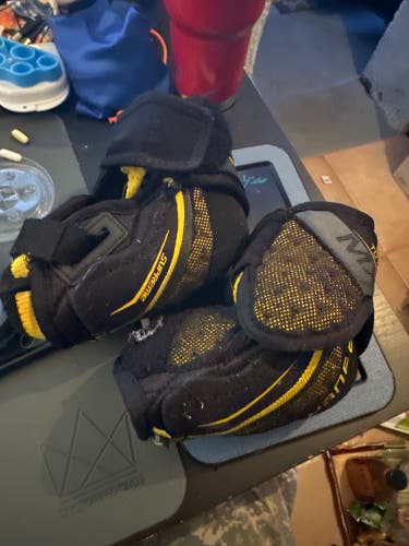Used Small Bauer  Supreme TotalOne MX3 Elbow Pads