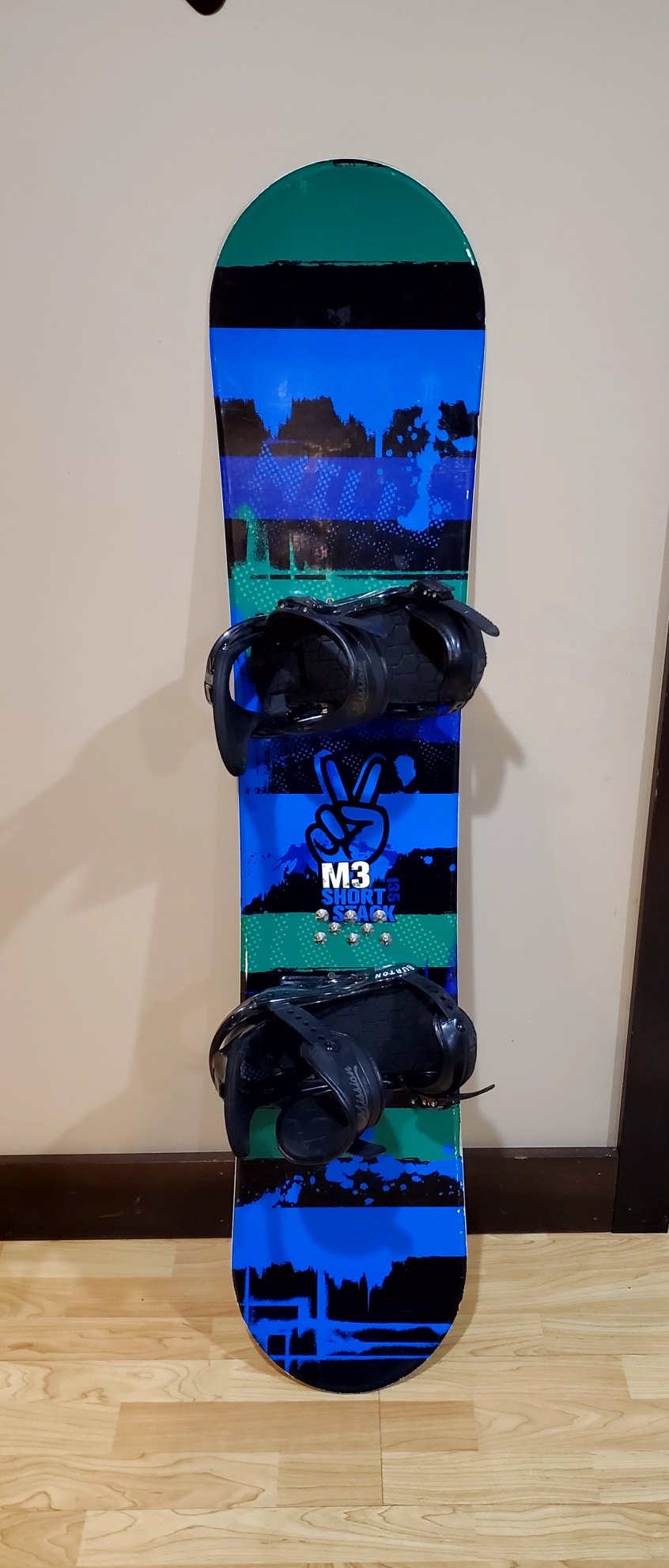 Used Men's Millennium 3 Short stack Snowboard 135cm Freestyle With Bindings Burton mission S flat.