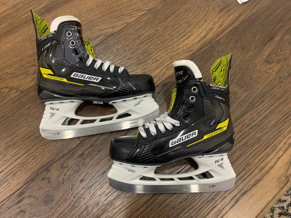 New Intermediate Bauer Supreme Comp Hockey Skates Regular Width Size 5.5